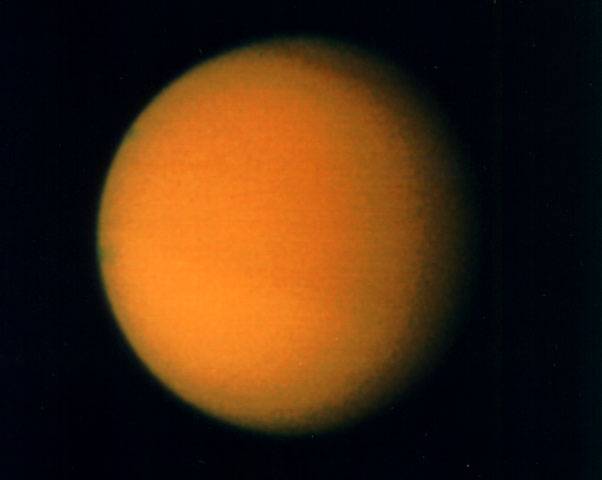 Mezinárodní družice Cassini objevila na Saturnově měsíci Titanu pohoří, jehož nejvyšší vrstvy jsou zcela bílé.