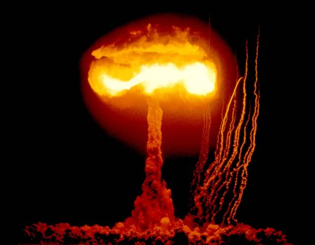 Podle vědců z organizace The Bulletin of the Atomic Scientist (BAS) ručičky symbolických hodin, které odpočítávají čas do vypuknutí jaderného konfliktu, ukazují za pět minut půlnoc.