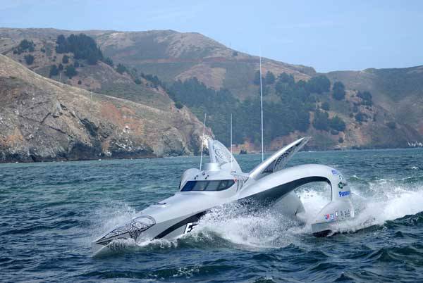 Superrychlá americká loď Earthrace se chystá letos v létě překonat světový rekord na cestě kolem světa.