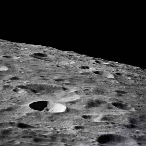 Když se kosmonauti vrátili z Měsíce a přivezli pestrou sbírku vzorků z jeho povrchu, zdálo se všechno jasné. V žádné hornině nebylo ani stopy po vodě a dokonce ani vodě, vázané v minerálech. Jenže kosmonauti nepřistáli v okolí pólů… Vědci se jsou však na Měsíci zajímají i o další látky!