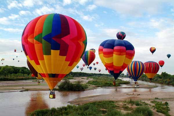 V Albuquerque v Novém Mexiku ve Spojených státech, se každoročně koná největší slet horkovzdušných balonů na světě. Není to však jen pastva pro oči, ale množství různorodých vzdušných plavidel je současně i  přehlídkou technického řešení a umu vzduchoplavců.