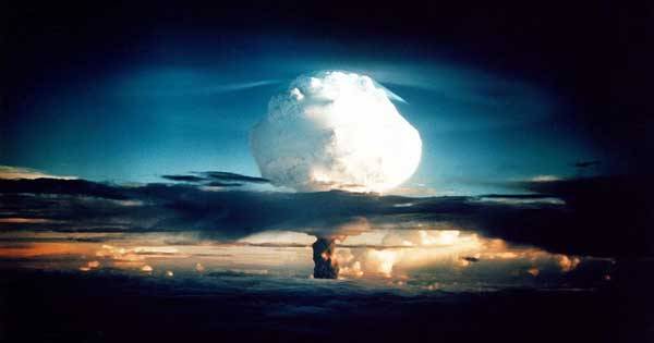 Již více než 60 let ví naše civilizace, co dokáže jaderná bomba. Naučila se s ní žít, i když přinejmenším jednou v historii stálo lidstvo na pokraji jaderné katastrofy. Jaderná puma dnes už ale nemusí být jen výsadou armád. Stále více expertů varuje, že se této zbraně mohou zmocnit teroristé.