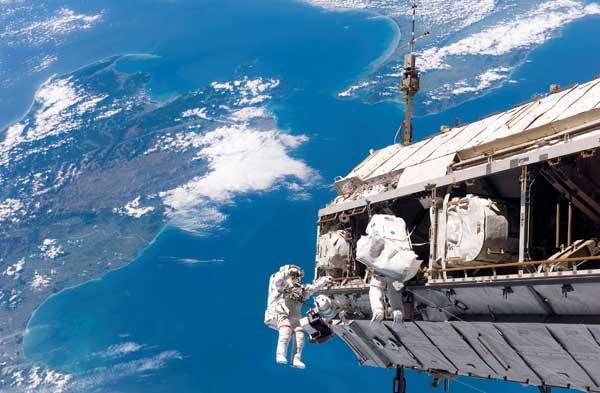 Zatím poslední let raketoplánu Discovery ke stanici ISS proběhl na konci minulého roku a přes počáteční nervozitu byl ve všech směrech úspěšný. Americký kosmonaut Robert Curbeam při něm navíc čtyřmi pracovními „vycházkami“ na plášť orbitálního komplexu dosáhl rekordu v počtu výstupů do volného prostoru během jednoho letu.