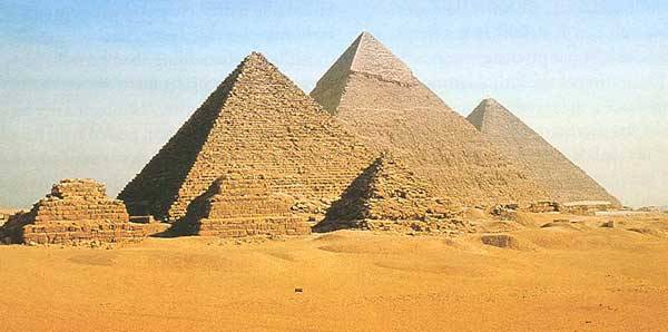Když se řekne Egypt, jako první se nám do mysli většinou vetřou pyramidy, tedy stavby, která kromě monumentálnosti neplní ve světě živých lidí žádný praktický účel. Kde však starověký stát po desítky staletí bral prostředky a síly na jejich budování?