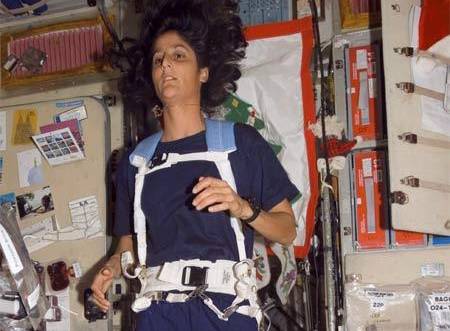 Americká astronautka si tradiční bostonský závod zaběhla na tréninkovém pásu vesmírné stanice.