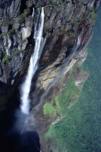 Venezuelský vodopád Salto Angel je se svou výškou 979 m nejvyšším vodopádem světa. Kapce vody tu trvá téměř 15 vteřin, než dopadne dolů.