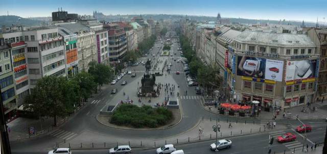 Pražské Václavské náměstí není náměstím v pravém slova smyslu. Populární „Václavák“ je v podstatě bulvár, podobný těm, kterými je protkána Paříž. Je dlouhý 750 metrů a široký v průměru 54 metrů.