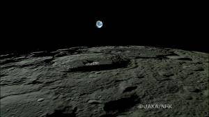 První fotografie s vysokým rozlišením zachycující Zemi z povrchu Měsíce.