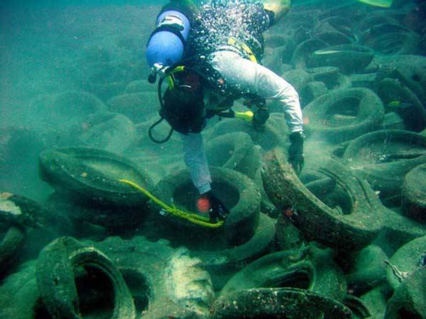 Poblíž pobřeží Floridy byl v roce 1970 vybudován umělý podmořský útes z netradičního materiálu.