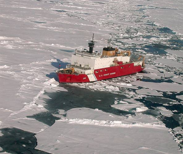 Dlouhá léta se o Arktidu zajímalo jen několik zapálených vědců. Málokoho vzrušovalo, že její zásoby ledu se pomalu tenčí, že tamější fauna začíná mít problémy s přežitím. To vše je minulostí. Arktida je v centru pozornosti, zejména kvůli svým zásobám nerostných surovin a kvůli pomalu se otevírající severozápadní cestě.