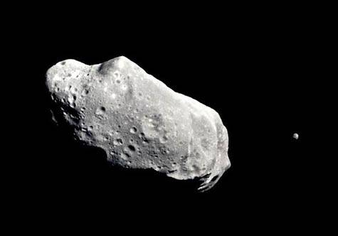 Asteroid těsně mine Zemi