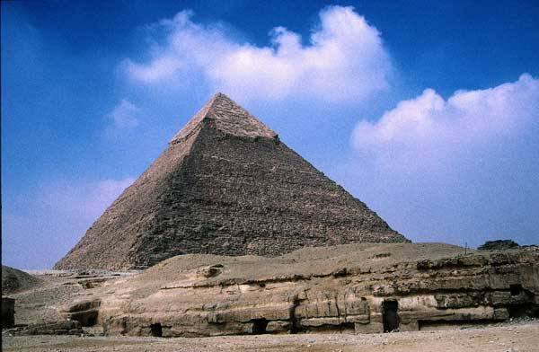 Monumentální pyramidy vzrušují již po celá staletí historiky zejména pro svoji nezvyklou konstrukci a stále nejasný účel, k čemu měly vlastně sloužit. Přesto, že nejpravděpodobnější teorie jim přikládá úlohu královských hrobek, někteří odborníci mají řadu výhrad. Navíc budí pyramidy zvědavost svými podivnými účinky, které si mohli mnozí badatelé ověřit i v praxi.