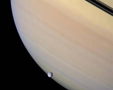 Saturn bez svého prstence by snad ani nebyl Saturnem. Sonda Cassini nyní odhalila, že podobný "šperk" má i jeden ze Saturnových měsíců.