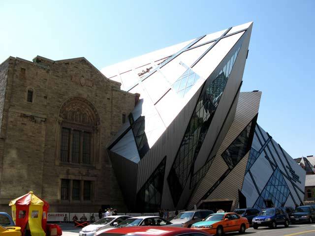 V loňském roce se kanadskému Torontu dokonale změnilo panorama. Postarala se o to realizace skvělého a zpočátku i kontroverzního architektonického návrhu proslulého architekta Daniela Libeskinda, jím byla dostavěna historická budova Královského Ontarijského muzea. 