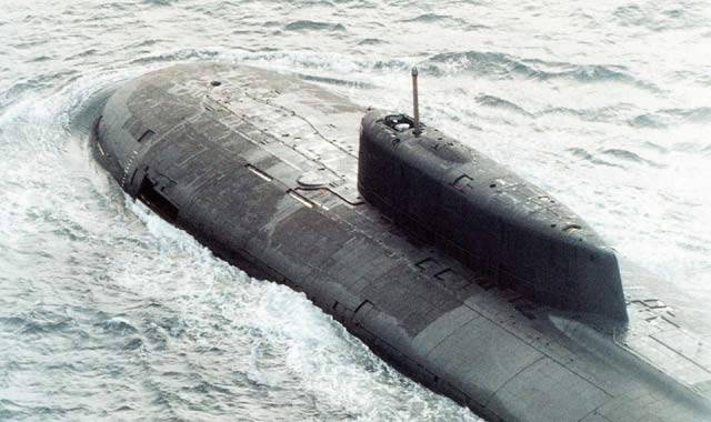 Dodnes neustávají dohady, proč byla tak dlouho odmítána zahraniční pomoc při katastrofě ruské jaderné ponorky Kursk před sedmi lety. Po výbuchu na palubě tzv. nepotopitelné lodě vypukne pod vodou požár. 