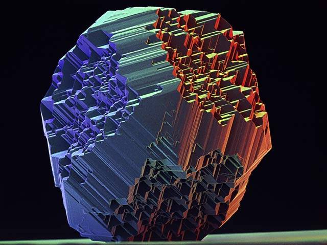 Mikroskopický pohled na strukturu mikrodiamantu. Samotný mikrodiamant se skládá z velkého množství čistých krystalů uhlíku, jejich velikost se pohybuje v desetinách milimetru.
