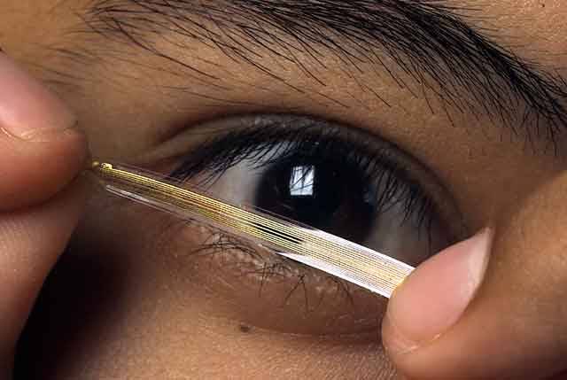 Před sedmi lety odborníci uvažují o vytvoření umělého oka. Následují tisíce hodin pokusů a zkušebních testů. Dnes už je téměř vše připraveno k transplantaci orgánu zraku. 