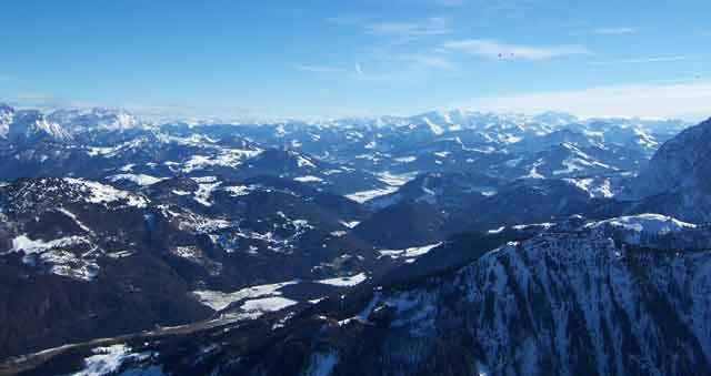 Každý rok v časném předjaří, se pokryje nebe nad tyrolským regionem Kaiserwinkl pestrobarevnou záplavou horkovzdušných balonů. Pravidelně se zde koná jedno z velkých evropských setkání lidí, kterým učarovala nehlučná plavba nad vysokohorskými štíty rakouských Alp.