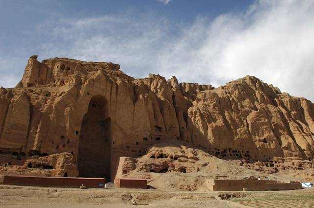 Francouzští vědci učinili v jeskynním komplexu v afghánském Bamyanu nedávno nečekaný objev. Na stěnách uvnitř jeskyní odkryli nejstarší olejomalby na světě. Neznámý malíř je stvořil během sedmého století našeho letopočtu.