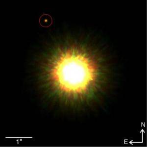 Při pozorování mladé hvězdy velikosti našeho Slunce, ležící ve vzdálenosti asi 500 světelných let od Země v souhvězdí Štíra, narazili vědci z Torontské univerzity na zvláštní objekt, který považují za kandidáta na planetu obíhající kolem této hvězdy. Ve vědeckém světě zavládlo vzrušení, neboť takový  objev se astronomům doposud nikdy nepodařil!