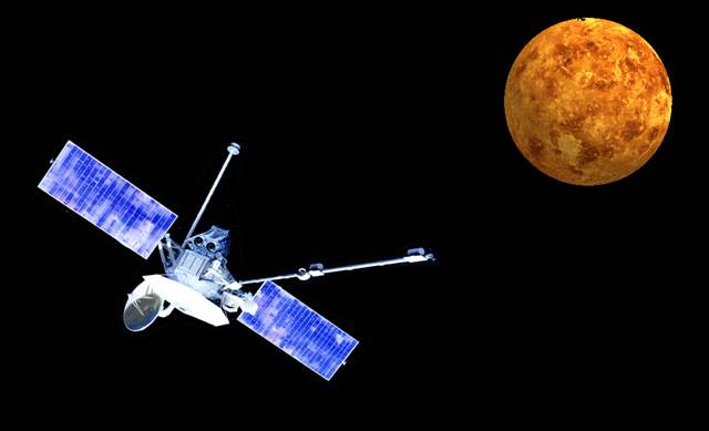 Když americká sonda Mariner 10 prolétla v letech 1974 a 1975 třikrát kolem Merkuru a zaznamenala necelou polovinu jeho povrchu, asi málokdo tehdy tušil, že na snímky zbývající části si budou astronomové muset počkat několik desetiletí. Teprve v letošním roce navštívil Slunci nejbližší planetu další z pozemských automatických průzkumníků.