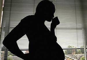 Těhotné ženy by se měly zdržet užívání stimulujících a omamných látek. Kofein je však drogou, které se těžko vyhýbá – nenajdeme jej jen v kávě a čaji, ale i čokoládě, coca-cole a jiných nealkoholických nápojích. Nedávno publikovaná studie ukázala, že kofein v sobě skrývá rizika, o kterých jsme dříve netušili. 