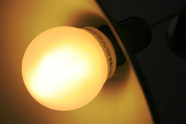 Klasickým žárovkám zřejmě zvoní hrana. Ceny energie stoupají a je třeba hledat možnosti, jak její spotřebu omezit. Se zajímavým nápadem přišli Novozélanďané. Tamní vláda od příštího roku nařídila povinný přechod na žárovky úsporné. Klasické žárovky se tak ocitnou na indexu.
