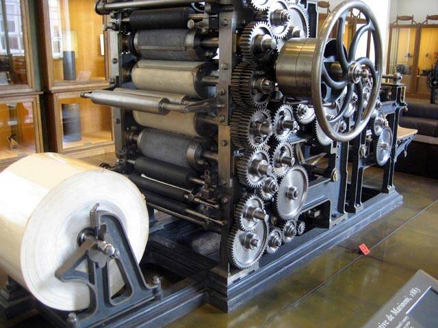 Za skutečného vynálezce rotačního tisku je považován Francouz Hyppolyt August Marinoni (1823–1904). Svůj první rotační tiskařský stroj, který znamenal převrat v rychlosti tisku, postavil v roce 1866. 