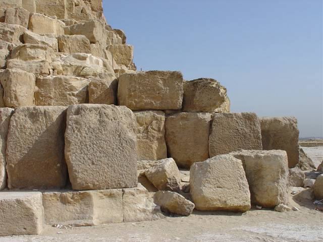 Kdo navštívil pyramidy v Egyptě, asi se podivil, jak monumentální stavby od období cca 4500 př. n. l. mohly vznikat. Stavěli je smrtelníci, anebo tu zanechaly stopy mimozemské síly? Ať je stavěl kdokoli, jak to dokázal? 