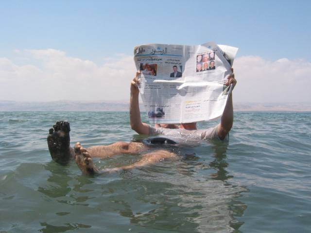 Mrtvé moře, které tvoří hranici mezi Izraelem a sousedním Jordánskem, se začíná dostávat do pořádných problémů. Během posledních 30 let z něj zmizelo 14 kubických kilometrů vody. Vědci proto začínají zvažovat varianty, jak toto vzácné jezero zachránit před úplným zmizením. 