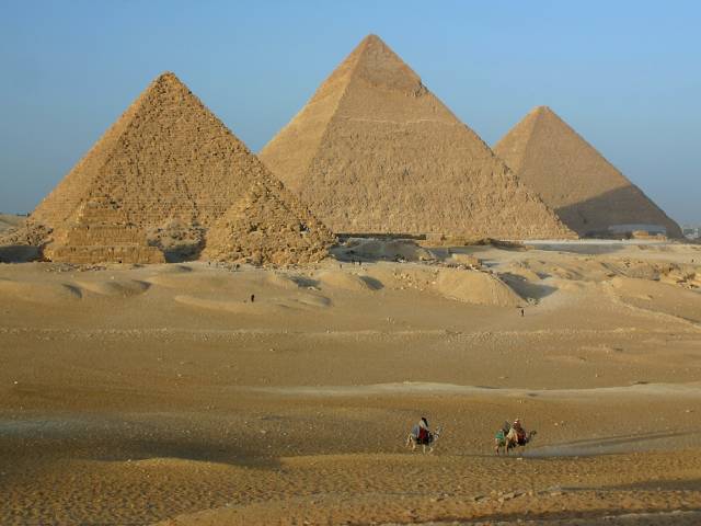 Pyramidy, hrobky dávných egyptských vládců -  faraonů, ještě zdaleka nevydaly vědcům všechna svá tajemství. Ačkoliv by většina z nás  očekávala, že ta největší se skrývají hluboko v jejich nitru, nemusí tomu být vždycky tak. Podle nové a provokativní studie mělo totiž svůj význam i to, jak byly pyramidy natočeny jak vůči sobě, tak  vůči dalším bodům, které hrály v životě Egypťanů významnou roli. 