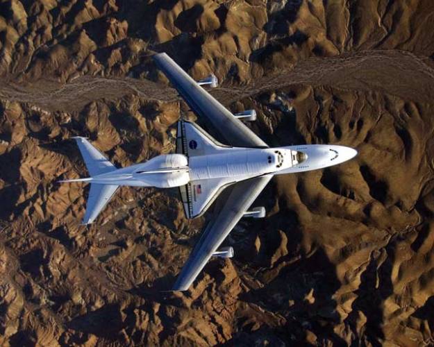 Teprve nedávno uvolnila americká NASA detailní snímky raketoplánu Endeavour, převáženého na obřím Boeingu 747 z kalifornské základny Edwards do domovského „přístavu“ v Kennedyho vesmírném středisku na Floridě.