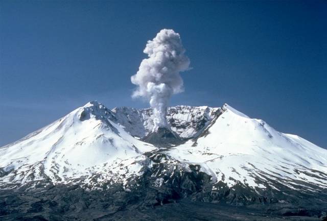 Sopka St. Helens v americkém státě Washington, česky někdy nesprávně nazývaná Hora svaté Heleny, vybuchla naposledy se vší silou v roce 1980. Jednalo se o jednu z největších a také nejlépe zdokumentovaných explozí v dějinách lidstva. Některá nová data naznačují, že pod sopkou dříme vulkán ještě větších rozměrů.