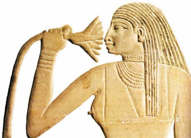 Staří Egypťané byli lidé nejen dbalí módy, ale také příjemných vůní. Německým vědcům se nedávno podařil nečekaný kousek. Z jednoho z flakonů, který nejspíše patřil královně Hatšepsut, izolovali zbytky dávného parfému. Své poznatky mohou tedy srovnat s dávnými záznamy a zrekonstruovat svět dávných vůní. 