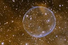 Nad krásou či podivností nejrůznějších vesmírných objektů se někdy skutečně tají dech. Mezi ty nejkrásnější patří takzvané „planetární mlhoviny“, kterých dodnes astronomové ve vesmíru napočítali na 1500. Nedávno byla objevena další, která připomíná obrovskou mýdlovou bublinu.