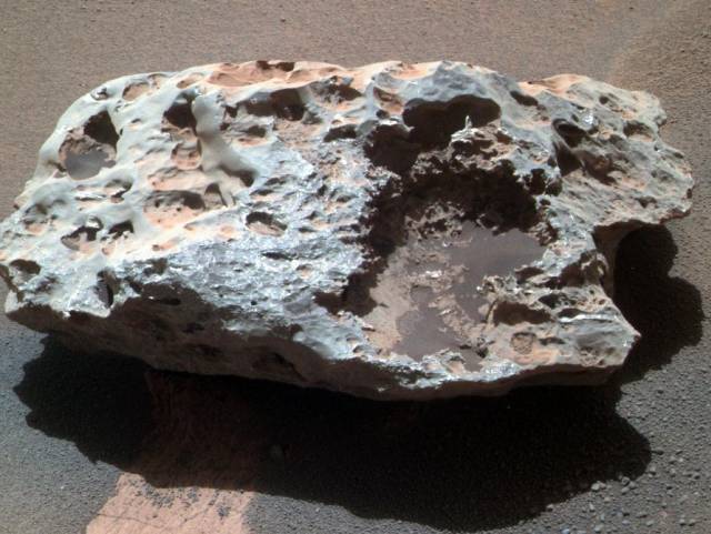 Sesterské sondy Spirit a Opportunity, které v roce 2004 vyslala NASA prozkoumat povrch Marsu, mají pěkně tuhý kořínek. Ačkoliv měla být jejich činnost ukončena již po 90 dnech, povrch Marsu se jim daří prozkoumávat doposud. Opportunity se dokonce nedávno podařilo nalézt největší doposud známý meteorit na povrchu Marsu.