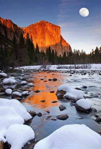 Řada amerických národních parků jsou oblasti spíše suché, prašné a skalnaté. Yosemitský park však takový není, byť samozřejmě ani zde skaliska nescházejí. Ale pod těmito skalami jsou lesy, vodopády, horská jezera, prostě příroda, která bere dech.