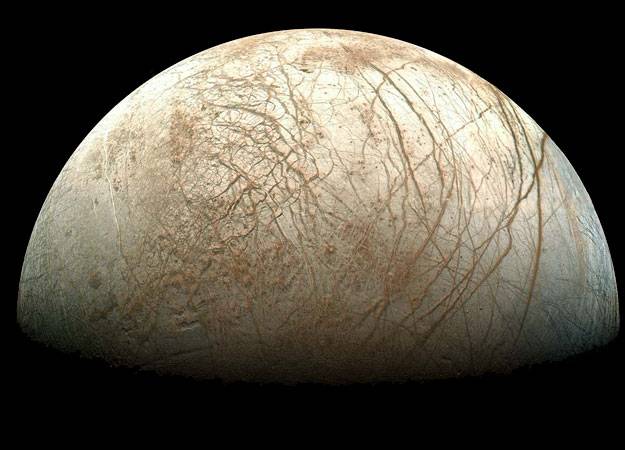 Měsíc Europa je čtvrtým největším měsícem největší planety sluneční soustavy, plynného obra Jupitera. Američtí vědci nedávno analyzovali další data ze sondy Galileo aby zjistili, zda jsou na jejím povrchu místa vhodná pro přistání průzkumné sondy.