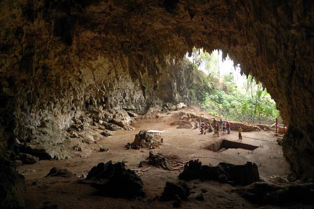 Indonéský ostrov Flores je jen o málo větší než Středočeský kraj. Svou rozlohou tedy neoslní, přesto se sem sjíždějí vědci z celého světa. Důvod? Na ostrově byly v roce 2003 nalezeny pozůstatky zvláštního hominida. A od té doby zde výzkumy pokračují.
