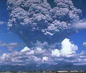 Obří sopečné erupce takzvaných supervulkánů dokáží čas od času planetárnímu klimatu pěkně zatopit. Výbuch supervulkánu Toba na Sumatře před 73 000 lety způsobil na indickém subkontinentu bleskovou dobu ledovou a vymetl z ní takřka všechny původní pralesy. 