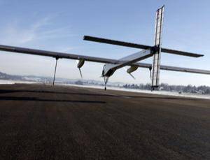 Byl to malý skok pro letadlo, ale velký skok pro lidstvo. Asi tak by se dal komentovat nedávný výkon letadla Solar Impulse poháněného pouze sluneční energií. Letadlu se podařilo odlepit od země a udělat 350 metrů dlouhý „skok“. 