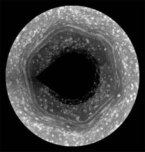 Sondě Cassini, která má za úkol průzkum Saturna a některých jeho měsíců, se nedávno podařil další významný úlovek. Když se po letech čekání konečně vynořila špička tohoto plynného obra ze tmy, odhalil se pohled na záhadnou šestiúhelníkovitou strukturu. Vědci nyní pátrají po jejím původu.