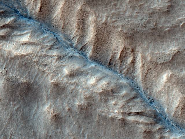 Americká vesmírná agentura NASA nedávno uvolnila sérii snímků, které v průběhu srpna a září letošního roku pořídil kompaktní průzkumný zobrazovací spektrometr, umístěný na družici, kroužící 300 kilometrů nad povrchem Marsu. 