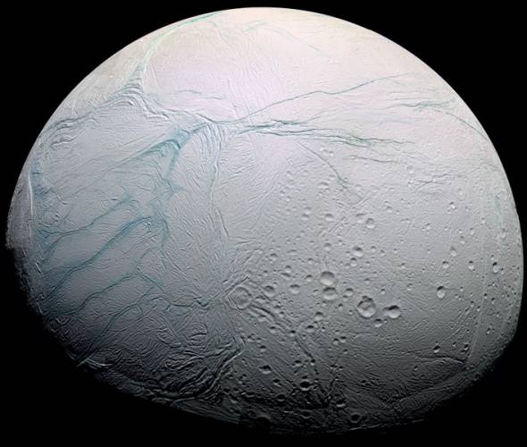 Některé měsíce obřích planet sluneční soustavy mohou skrývat podmínky vhodné pro vznik a udržení života. Nová data, která poskytla sonda Cassini o povrchu Saturnova měsíce Enceladu, napovídají ještě více.