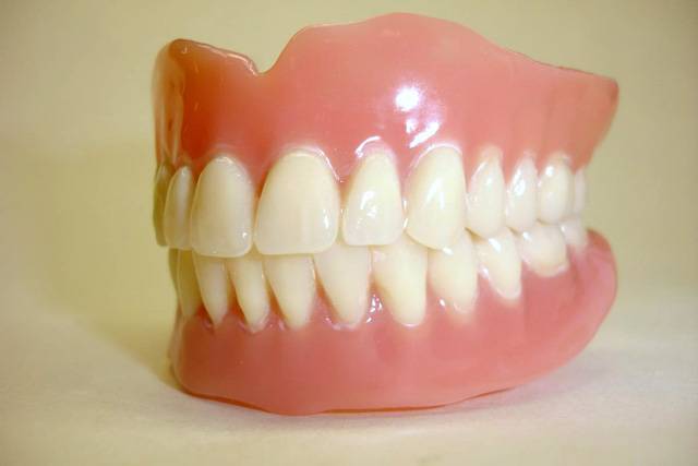 Návštěvy jako takové bývají obvykle příjemné. Jsou však výjimky, mezi něž patří návštěva zubního lékaře. Charakteristický zvuk zubní vrtačky dokáže změnit barvu v obličeji pacientů čekajících před ordinací ze zdravě růžové až do netušených odstínů zelené. Leckdo by si raději dal vytrhnout všechny své zuby a místo nich si nechal vsadit nekazící se zubní implantáty.
