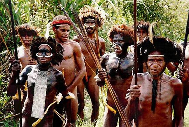 Když některý ze členů národa Fore z Papuy-Nové Guiney zemřel, ostatní si pochutnali na jeho mrtvole. Tento zvyk se však příliš nevyplatil. Pojídáním lidského mozku se totiž přenáší zvláštní nemoc, zvaná kuru. U členů tohoto národa se však vyvinula zvláštní mutace, která je před touto nemocí chrání.