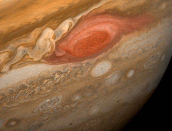 Velká rudá skvrna, která se nachází asi na 20. stupni jižní šířky planety Jupiter, není vlastně ničím jiným, než obrovitou a stále přetrvávající atmosférickou bouří (anticyklónou). Mezinárodní tým vědců nedávno přišel se zjištěním, kde se vlastně barvy této skvrny berou. 