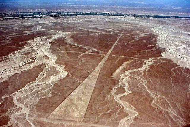 Kultura Nazca, jejíž pozůstatky nacházíme v dnešním Peru, je známá především rozsáhlými obrazci vyškrábanými do sopečného tufu – geoglyfy. Britští archeologové nedávno přišli s teorií, proč tato kultura okolo roku 800 n. l.</p><p> „záhadně“ zmizela. Sama sobě totiž vykopala hrob svým nehospodárným přístupem k životnímu prostředí. 