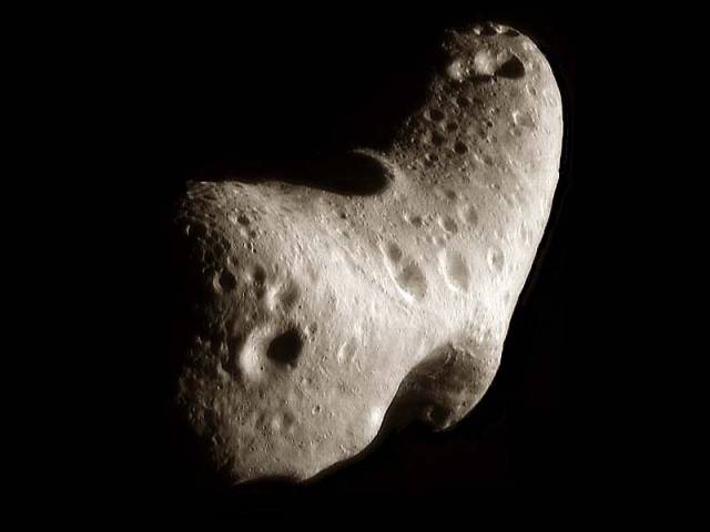 Snad každý školák by dokázal říci, že zatímco komety se skládají především z vody, přesněji řečeno ledu, asteroidy nejsou vlastně ničím jiným, než vesmírem poletujícími kusy horniny. Americkým astronomům se však nedávno podařilo tuto učebnicovou pravdu zpochybnit.</p><p> Asteroid 24 Themis je podle nich pokryt tenkou vrstvou ledu. 