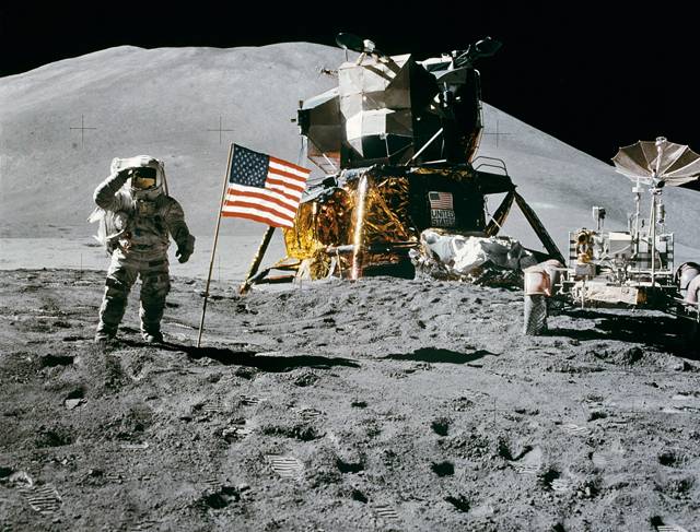 Mnozí naši čtenáři s napětím sledovali historické okamžiky, kdy 20. 7. 1969 američtí astronauti Neil Armstrong a Michael Colins pomaličku z lunárního modulu sestupovali do prachu Měsíce – jako první pozemšťané. Potom se však v USA začaly šířit fámy, že vše kolem kosmické lodi Apollo 11 byl pečlivě připravený podvod, natočený v pozemském studiu, v poušti a letadle.